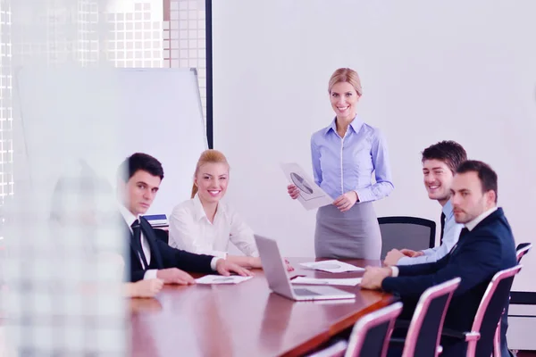 Gruppe Glücklicher Junger Geschäftsleute Bei Einem Treffen Büro — Stockfoto