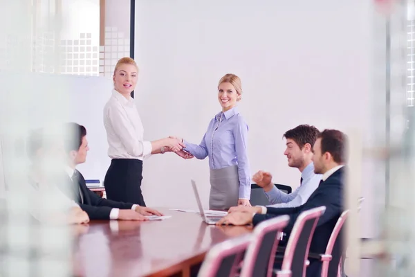 Groep Gelukkige Jonge Zakenmensen Een Vergadering Kantoor — Stockfoto