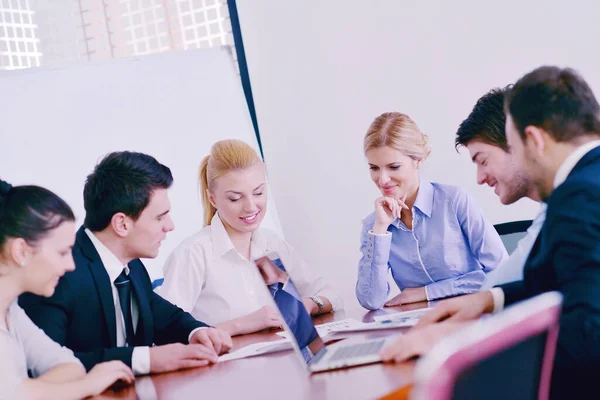 Gruppe Glücklicher Junger Geschäftsleute Bei Einem Treffen Büro — Stockfoto