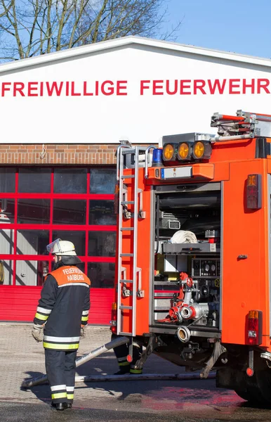 Feuerwehrmann Vor Einsatzfahrzeug — Stockfoto