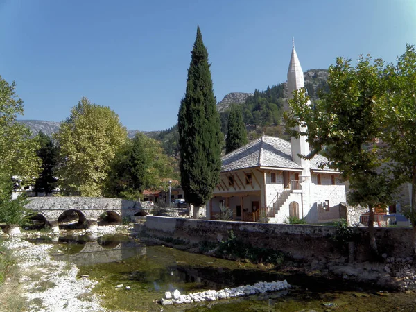 Mezquita Cuprija Hajji Alija Hadzisalihovic Encuentra Justo Lado Del Puente —  Fotos de Stock