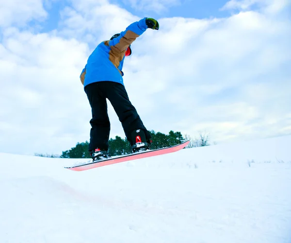 スノーボードでジャンプし — ストック写真