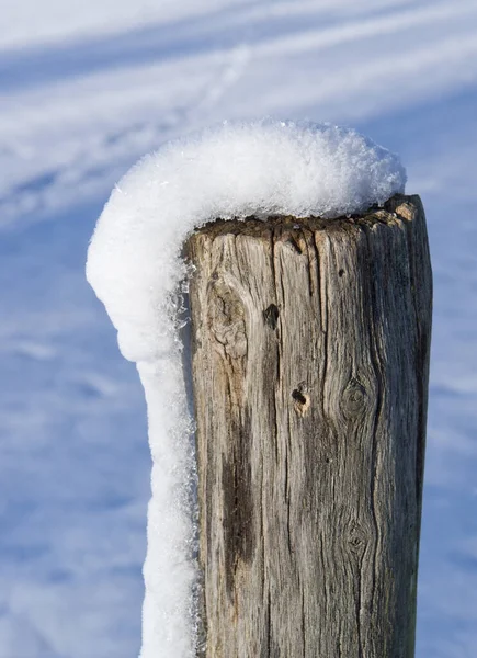 Detalhe Poste Madeira Com Neve Hora Inverno — Fotografia de Stock