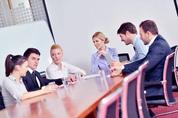 Grupo Jóvenes Empresarios Felices Una Reunión Oficina —  Fotos de Stock