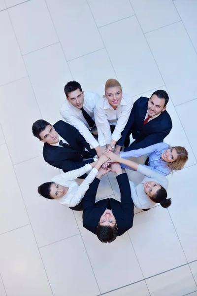 Zakenmensen Groep Bundelen Handen Verblijf Als Team Cirkel Vertegenwoordigen Concept — Stockfoto