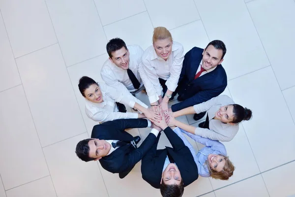 Zakenmensen Groep Bundelen Handen Verblijf Als Team Cirkel Vertegenwoordigen Concept — Stockfoto