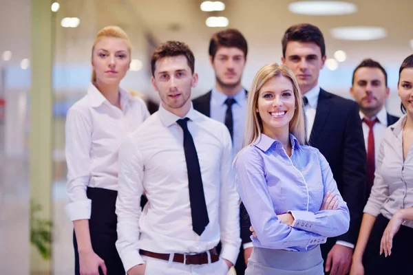 Zakelijke Vrouw Met Haar Personeel Mensen Groep Achtergrond Moderne Lichte — Stockfoto