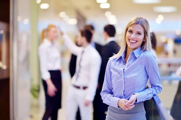 Mujer Negocios Con Personal Grupo Personas Segundo Plano Oficina Brillante — Foto de Stock