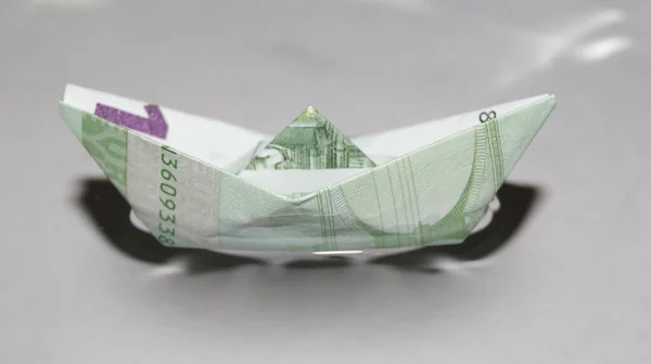 100ユーロ紙幣で作られた紙のボートは — ストック写真