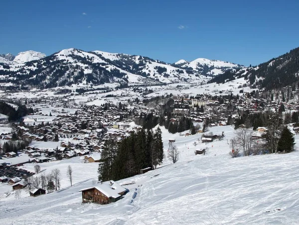 Σκι Κομμάτια Και Διάσημο Χωριό Gstaad — Φωτογραφία Αρχείου