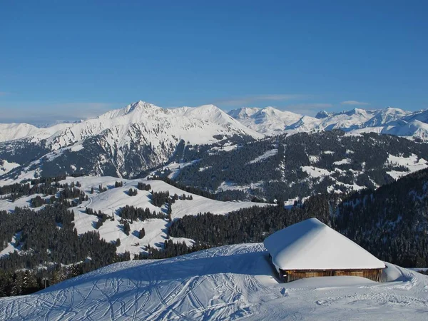 Hut Και Βουνά Κοντά Στο Gstaad — Φωτογραφία Αρχείου