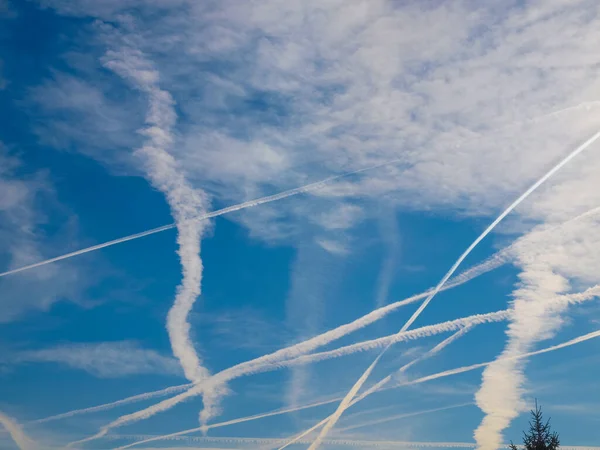 Céu Azul Com Trilhas Avião Perto Aeroporto Principal — Fotografia de Stock