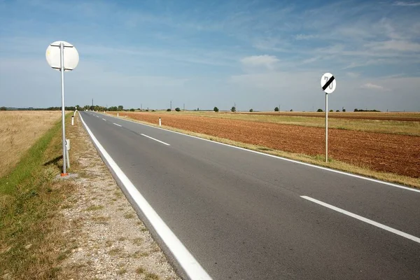 Estrada Que Atravessa Uma Zona Rural — Fotografia de Stock