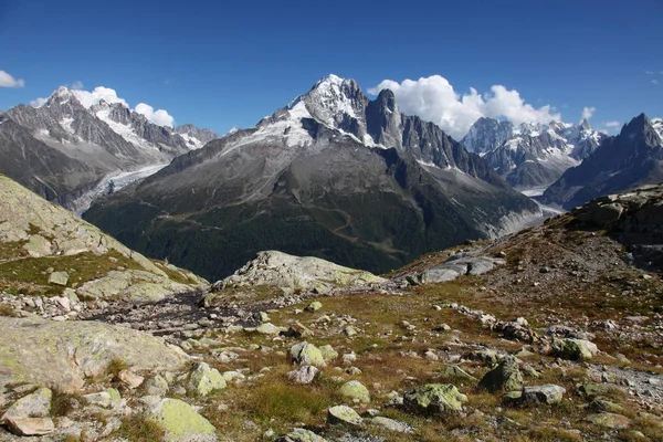 沙门尼克斯山附近白湖的阿尔卑斯山 — 图库照片