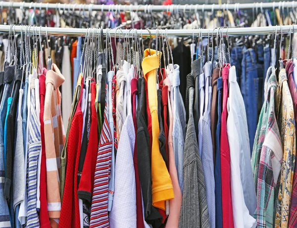 Kleidung Auf Dem Flohmarkt — Stockfoto