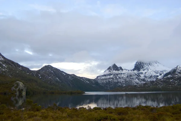 Cradle Mountain Tasmania Covered Winter Snow Reflected Still Water Lake — Stock Photo, Image