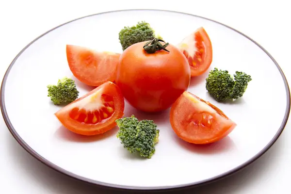Tomat Segar Dengan Brokoli Piring — Stok Foto