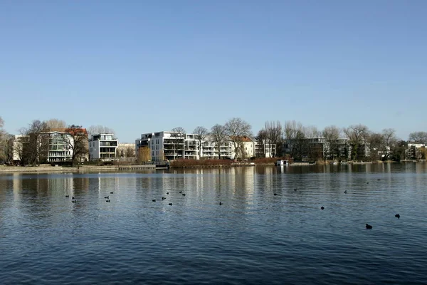 Arquitetura Beira Mar Tranquila Península Stralau Entre Spree Rumelsburger Lago — Fotografia de Stock