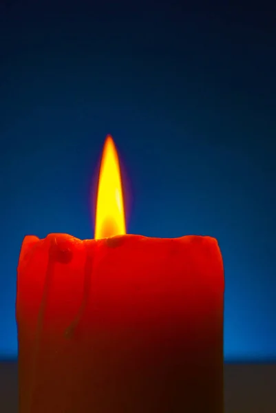 Ένα Καίγοντας Κερί Μπλε Φόντο Κοντινό Πλάνο — Φωτογραφία Αρχείου