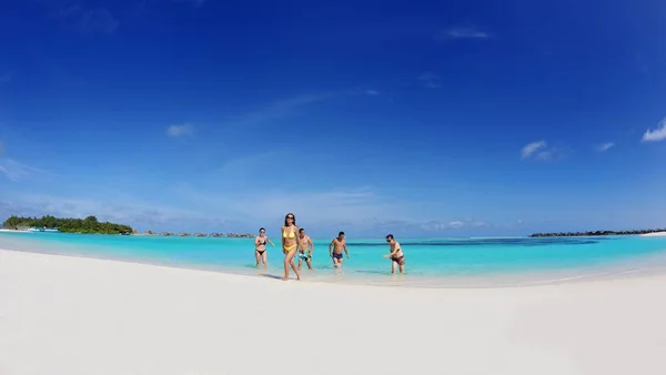 Skupina Šťastných Mladých Lidí Baví Radují Pláži Bílého Písku Krásný — Stock fotografie