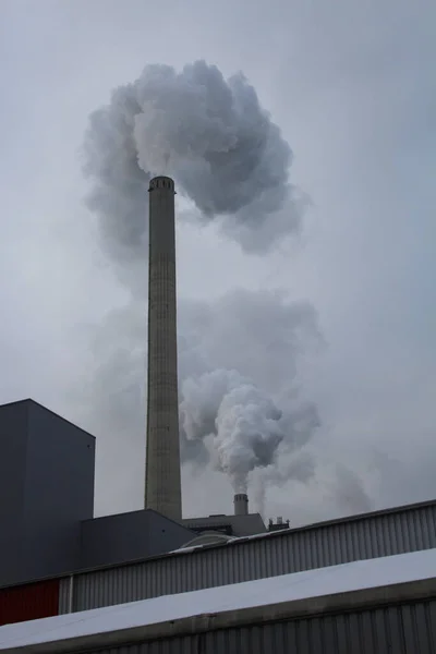 Chimenea Industrial Con Humo Sobre Fondo Negro — Foto de Stock