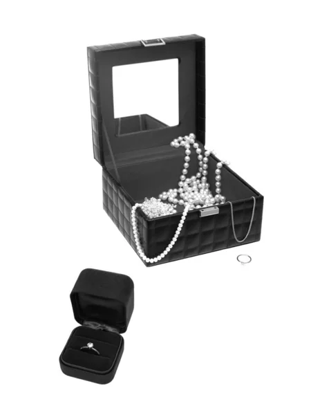 Een Juwelendoosje Geïsoleerd Tegen Een Witte Achtergrond — Stockfoto
