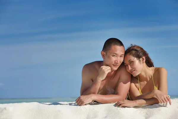 Счастливая Молодая Пара Наслаждается Летом Отдыхает Красивом Пляже Белым Песком — стоковое фото