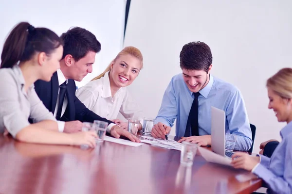 Grupo Jóvenes Empresarios Felices Una Reunión Oficina — Foto de Stock