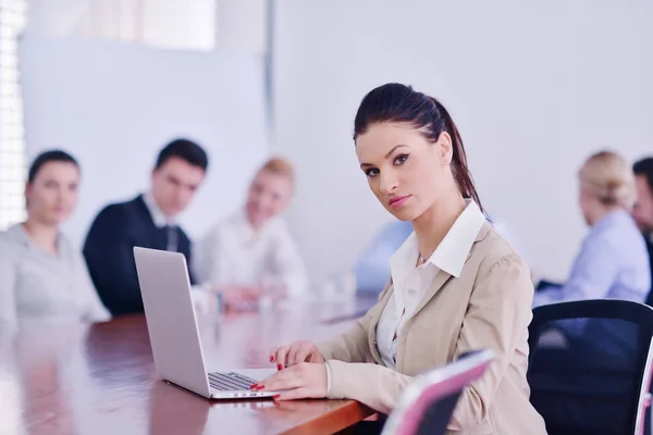 Zakelijke Vrouw Met Haar Personeel Mensen Groep Achtergrond Moderne Lichte — Stockfoto