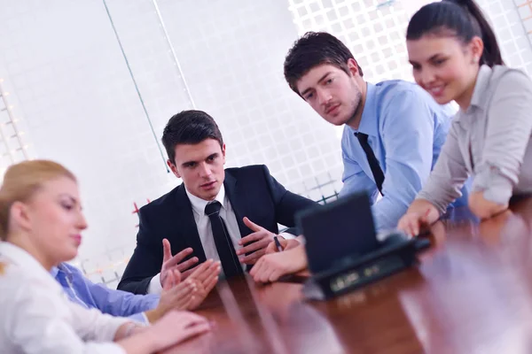 Geschäftsleute Geben Sich Die Hand Und Unterzeichnen Vertrag Hellem Modernem — Stockfoto