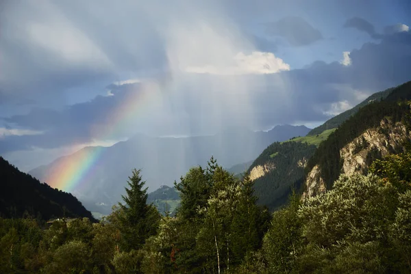 Arco Iris Entre Montañas Los Alpes —  Fotos de Stock