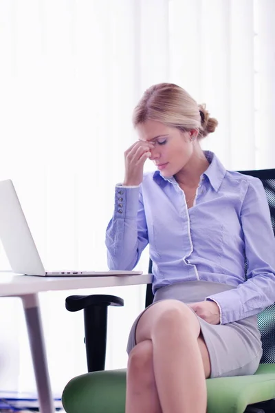 Portret Van Jong Mooi Zakenvrouw Werken Notebook Computer Heldere Moderne — Stockfoto