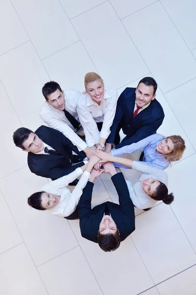 Zakenmensen Groep Bundelen Handen Verblijf Als Team Cirkel Vertegenwoordigen Concept — Stockfoto