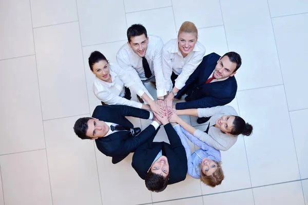 Zakenmensen Groep Bundelen Handen Verblijf Als Team Cirkel Vertegenwoordigen Concept — Stockfoto