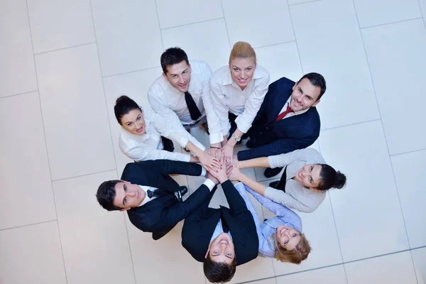 Zakenmensen Groep Bundelen Handen Verblijf Als Team Cirkel Vertegenwoordigen Concept — Stockfoto