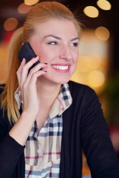 Güzel Kadın Konuşmak Telefon Tarafından Portresi — Stok fotoğraf