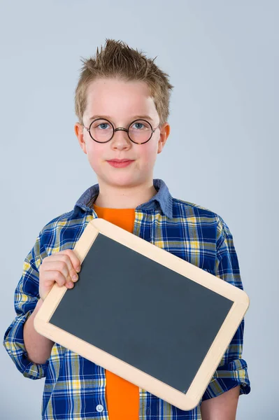 Niño Con Gafas Pequeña Pizarra —  Fotos de Stock