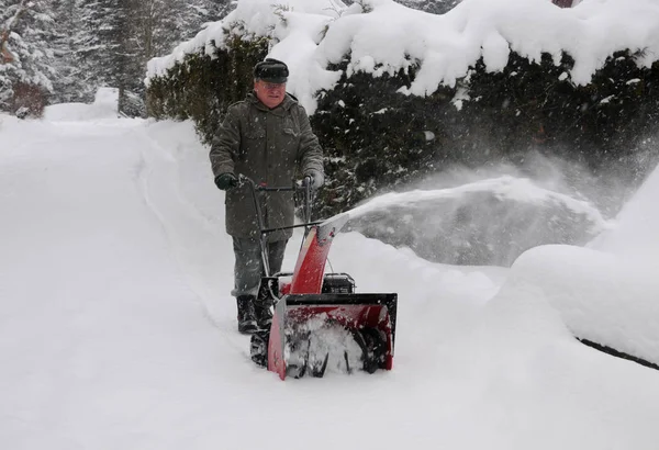 Man Cleans Snow Covered Shovel — Stock Photo, Image