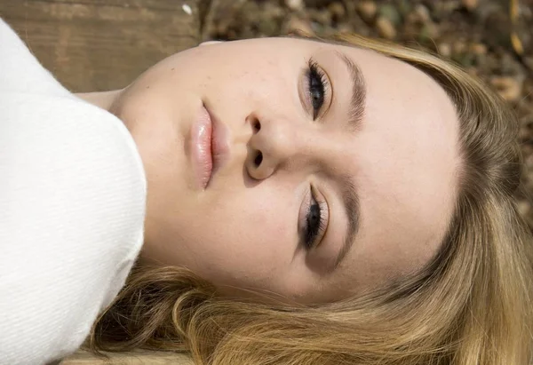 Portrét Krásné Mladé Ženy Bílém Kožichu — Stock fotografie