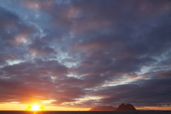 Paisagem Nublada Pitoresca Com Sol Meia Noite Ilhas Lofoten Noruega — Fotografia de Stock