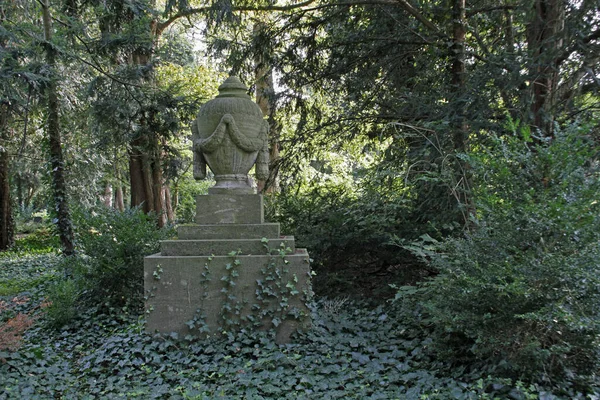 Старе Кладовище Кам Яна Урна — стокове фото