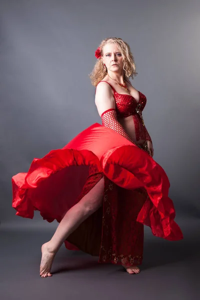 Junge Frau Rotem Kleid Tanzt Studio — Stockfoto