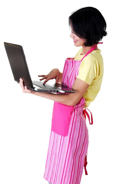 Jonge Vrouw Roze Appron Met Behulp Van Laptop Geïsoleerd Wit — Stockfoto