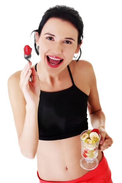 Jolie Femme Forme Mangeant Salade Fruits Isolée Sur Blanc — Photo