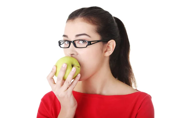 Yeşil Elma Yemek Çekici Genç Bir Kadın Izole — Stok fotoğraf