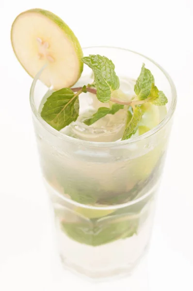 Mojito是一种古巴鸡尾酒 用库班朗姆酒 苏打水和你选择的新鲜水果调味制成 — 图库照片