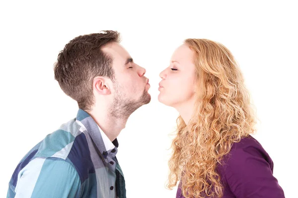 Jovem Casal Apaixonado Isolado Branco — Fotografia de Stock