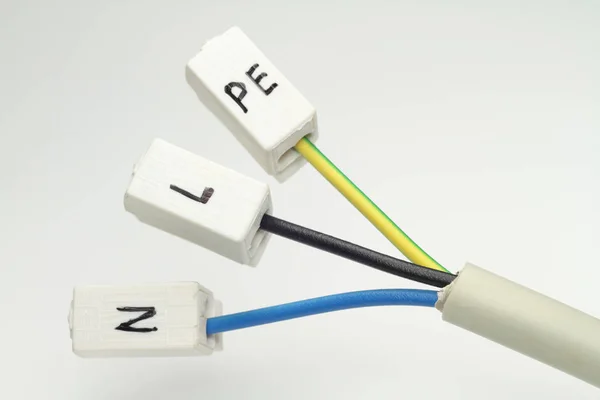 Peの接続端子のある電気ケーブル — ストック写真