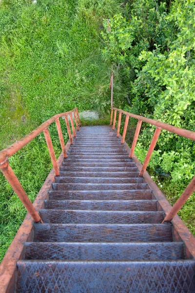 Κατάβαση Από Σκουριασμένη Σκάλα Στο Πράσινο Γρασίδι — Φωτογραφία Αρχείου