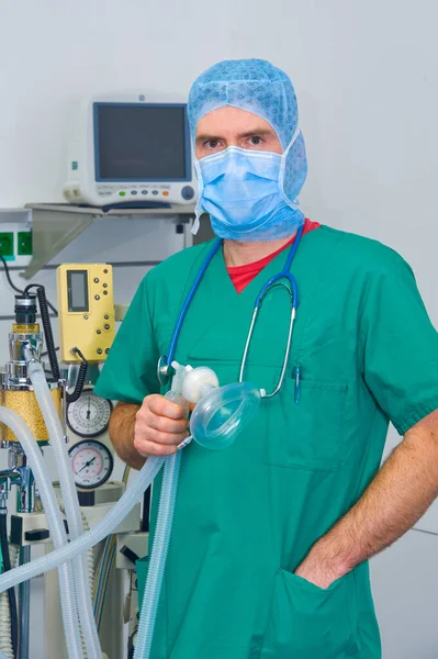 Anesteziolog Před Anestetickým Strojem — Stock fotografie